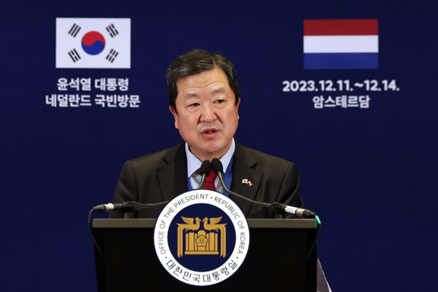 박춘섭 대통령실 경제수석이 11일(현지시간) 네덜란드 암스테르담 한 호텔에 마련된 프레스센터에서 네덜란드를 국빈 방문한 윤석열 대통령의 주요 경제 일정 관련 브리핑을 하고 있다. 연합뉴스