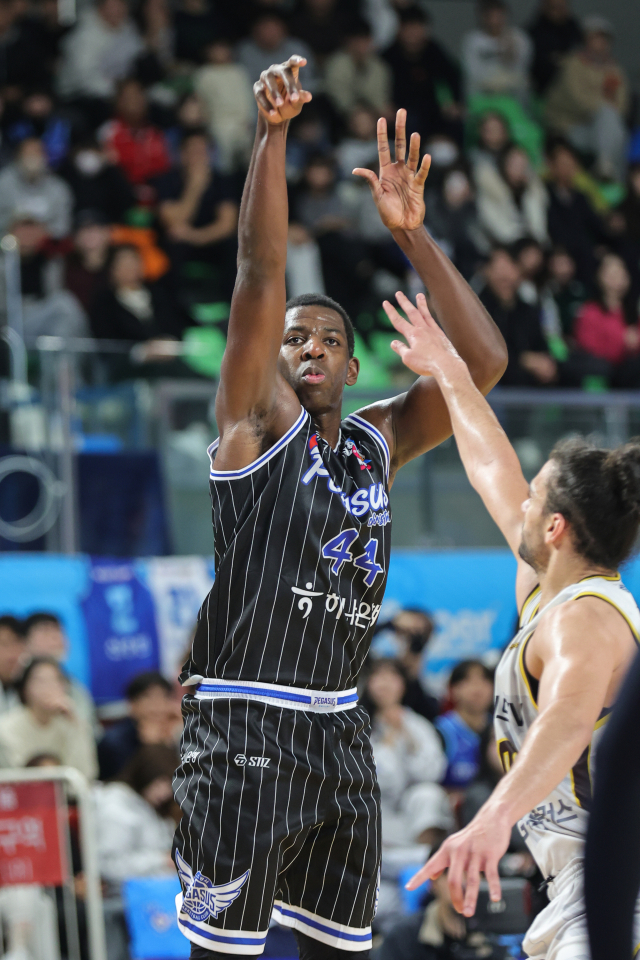 대구 한국가스공사 페가수스의 앤드류 니콜슨이 16일 대구에서 열린 2023-2024시즌 KBL 경기에 출전해 창원 LG 아셈 마레이의 수비를 제치고 3점슛을 시도하고 있다. KBL 제공