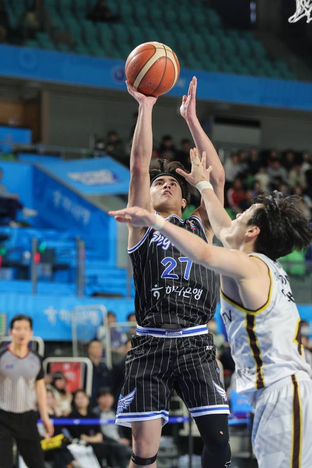 대구 한국가스공사 페가수스의 샘조세프 벨란겔이 16일 대구에서 열린 2023-2024시즌 KBL 경기에 출전해 창원 LG 이재도를 제치고 골밑슛을 시도하고 있다. KBL 제공