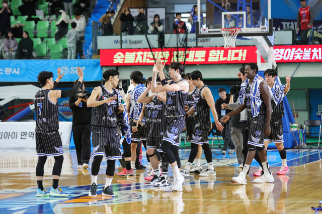 대구 한국가스공사 페가수스 선수들이 16일 대구에서 열린 2023-2024시즌 KBL 창원 LG 세이커스와의 경기를 승리로 이끈 뒤 기쁨을 나누고 있다. KBL 제공