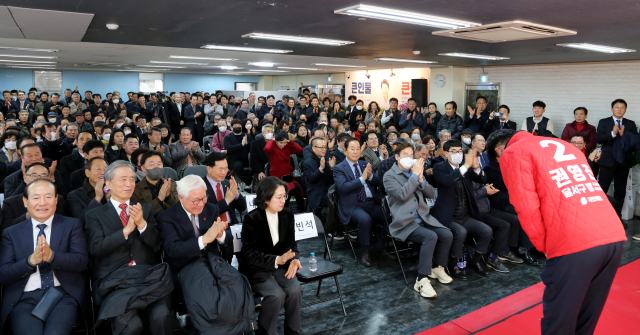 권영진 국회의원 예비후보가 16일 달서구 두류동 선거사무소에서 참석자들에게 인사를 하고 있다. 권영진 예비후보