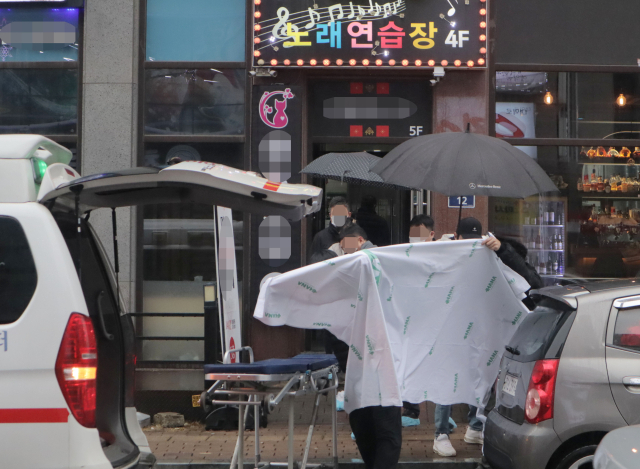 15일 청주 청원경찰서에 따르면 이날 오전 2시 35분께 청주시 청원구 율량동의 한 노래방에서 신원이 확인되지 않은 용의자가 마스크를 쓴 채 업주 A씨를 흉기로 위협하고 살해한 뒤 금품을 훔쳐 달아났다. 경찰은 현장 폐쇄회로(CC)TV를 통해 용의자 인상착의를 확인하고 50대 남성 B씨의 행방을 추적, 16일 긴급체포했다. 연합뉴스