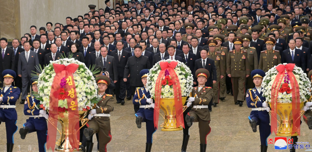 김정은 북한 국무위원장이 김정일 국방위원장 사망 12주기를 맞아 지난 16일 금수산태양궁전을 참배했다고 조선중앙통신이 17일 보도했다. [국내에서만 사용가능. 재배포 금지. For Use Only in the Republic of Korea. No Redistribution] 연합뉴스