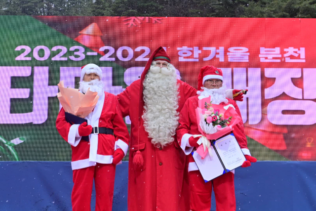 필란드 공인산타가 개장식을 찾은 어린이들에게 선물을 전달하고 있다. 봉화군 제공