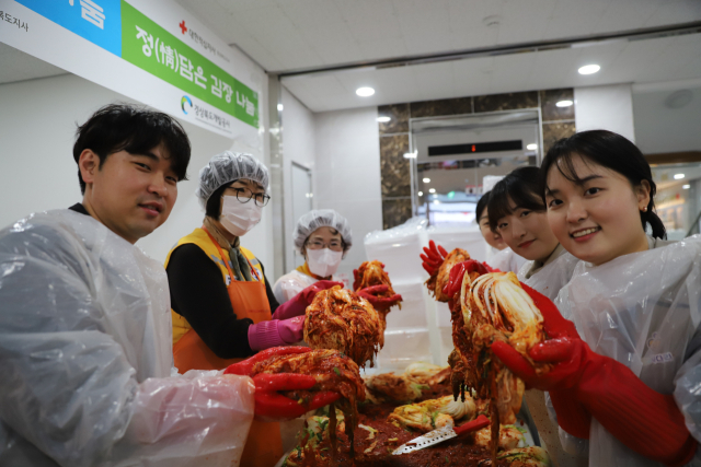대한적십자사 경북지사(회장 김재왕)는 지난 15일 경상북도개발공사(사장 이재혁)가 경북지사 1층 희망라운지에서 동절기 대비 예천 지역 취약계층을 지원하기 위한