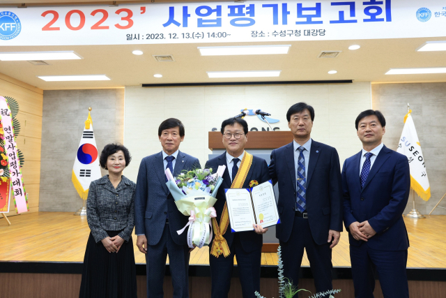 김대권 수성구청장(사진 중앙)은 지난 13일 세계자유민주연맹(World League Freedom Democracy)이 수여한 