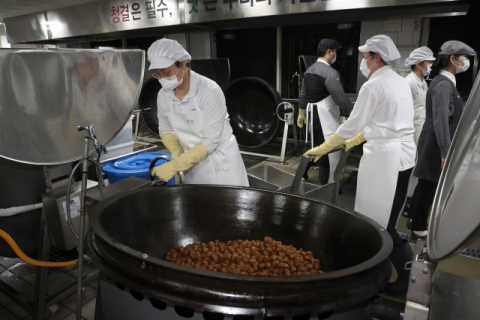 육군훈련소 민간위탁 병영식당. 연합뉴스