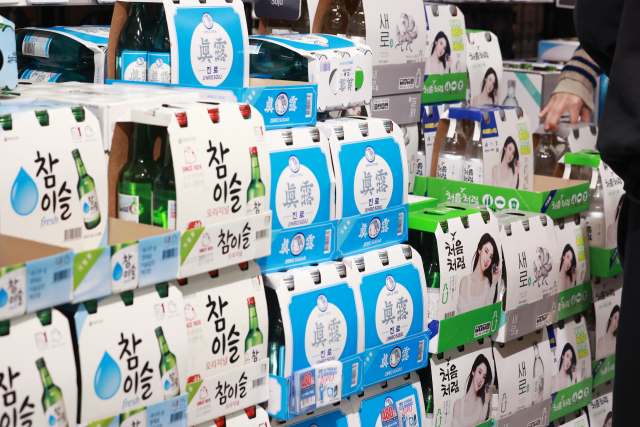 내년 1월 1일부터 국산 증류주에 붙는 세금이 줄면서 소주 공장 출고가가 약 10% 싸질 전망이다. 국세청은 지난 14일 주세 기준판매비율심의회를 열고 국산 소주의 기준판매 비율을 22.0%로 결정했다고 17일 밝혔다. 사진은 이날 서울 시내 한 대형마트 주류 판매대. 연합뉴스
