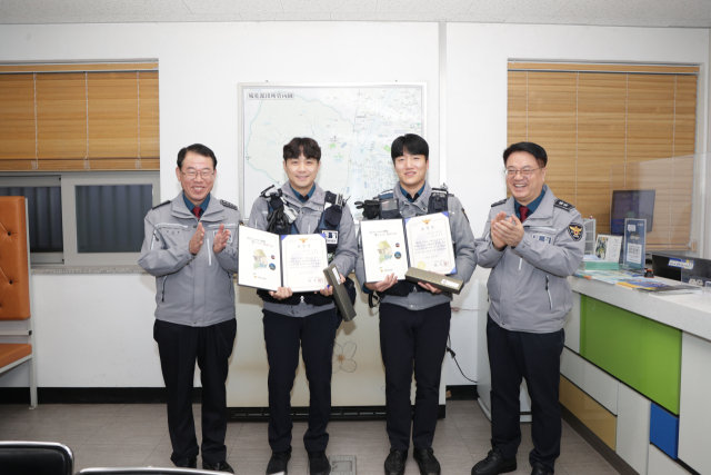 최주원(사진 왼쪽에서 4번째) 경북경찰청장이 지난 14일 경주경찰서 성건파출소를 찾아 모범 경찰관을 표창하고 현장 고충을 들었다. 경북경찰청 제공