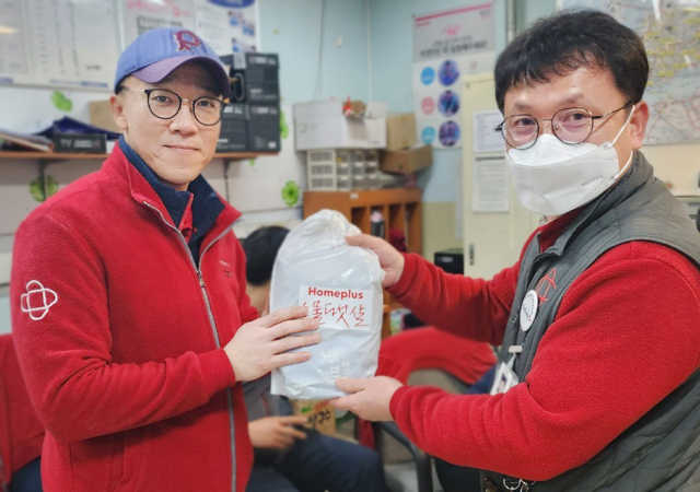 본격적인 겨울 한파를 앞두고 한랭 질환 발생 위험이 높아지면서 홈플러스가 한랭 질환 예방 키트를 제공하며 안전한 근무 환경을 위한 지원을 이어가고 있다. 홈플러스는 온라인 배송을 담당하는 배송기사와 홈플러스 익스프레스 전담 배송기사 전원을 비롯해 일부 시설업체(시설·미화·파지장) 직원 등 2천여 명에게 넥 워머, 장갑, 핫팩 등이 담긴 한랭 질환 예방 키트를 지급했다. 홈플러스 제공