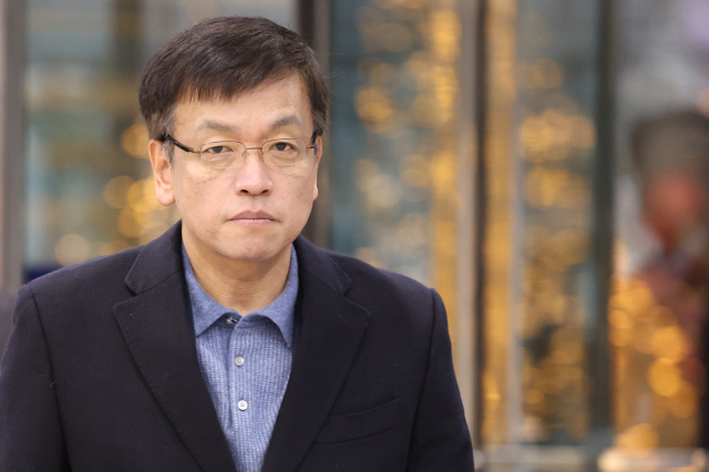 최상목 경제부총리 및 기획재정부 장관 후보자가 11일 오전 서울 중구 인사청문회 준비 사무실로 출근하고 있다. 연합뉴스