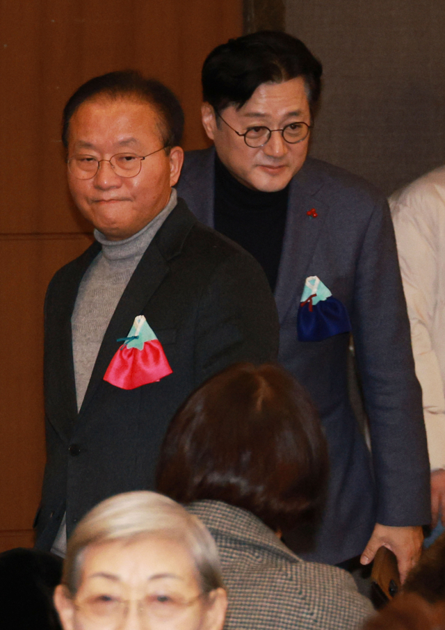 국민의힘 윤재옥 당 대표 권한대행과 더불어민주당 홍익표 원내대표가 17일 오후 서울 양재동 더케이호텔에서 열린 2023년 전국 여약사대표자 대회에 입장하고 있다. 연합뉴스