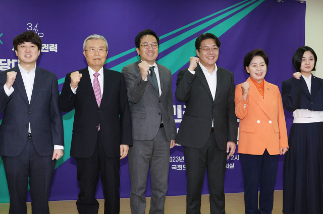 17일 국회 의원회관에서 열린 새로운선택 창당대회에서 참석자들이 기념촬영을 하고 있다. 오른쪽부터 류호정 정의당 의원, 양향자 한국의희망 대표, 조성주, 금태섭 새로운선택 공동대표, 김종인 전 국민의힘 비대위원장, 이준석 전 대표. 연합뉴스