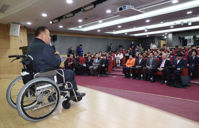 17일 국회 의원회관에서 열린 새로운선택-세번째선택 공동 창당대회에서 참석자들이 무소속 이상민 의원의 축사를 듣고 있다. 연합뉴스