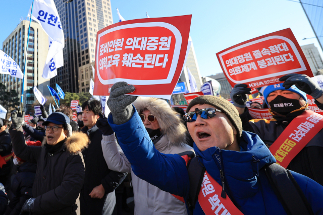 17일 오후 서울 동화면세점 인근 세종대로에서 대한의사협회