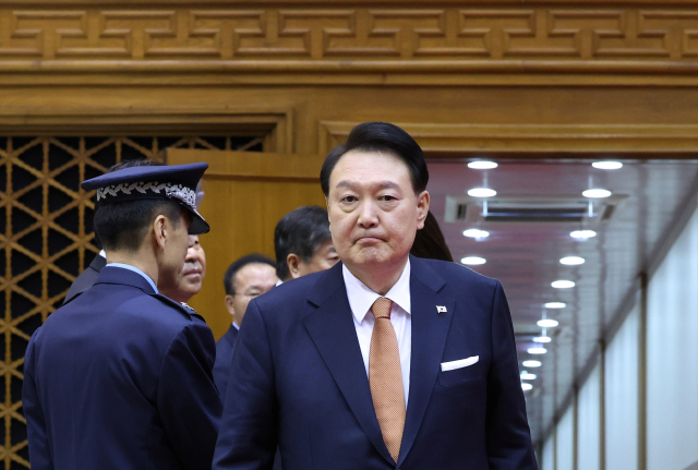 네덜란드 국빈 방문 일정을 마친 윤석열 대통령이 15일 성남 서울공항 2층 실내행사장으로 귀국하고 있다. 연합뉴스