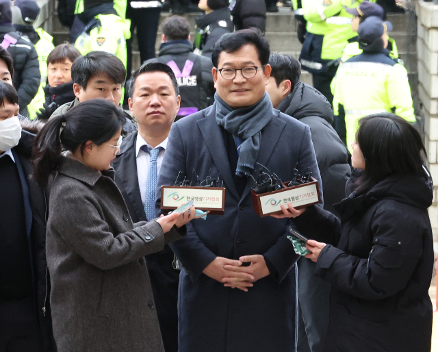 더불어민주당 전당대회 돈봉투 살포 의혹과 관련해 송영길 전 민주당 대표가 18일 오전 서울 서초구 서울중앙지방법원에서 열리는 구속 전 피의자심문(영장실질심사)에 출석하며 기자들의 질문에 답하고 있다. 연합뉴스