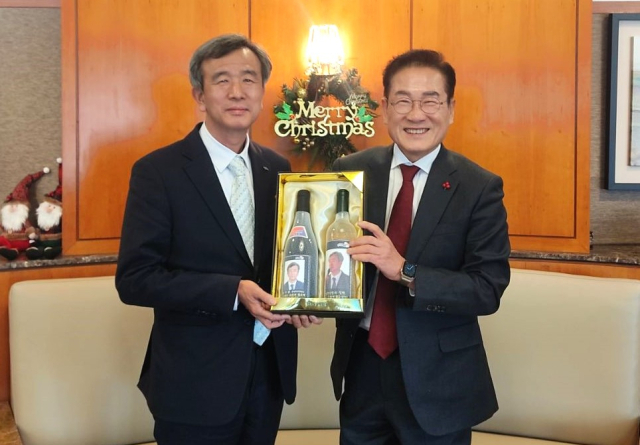최기문(오른쪽) 영천시장이 정기환 마사회장을 만나 현안을 논의한 후 지역 특산품인 영천와인을 전달하고 있다. 영천시 제공