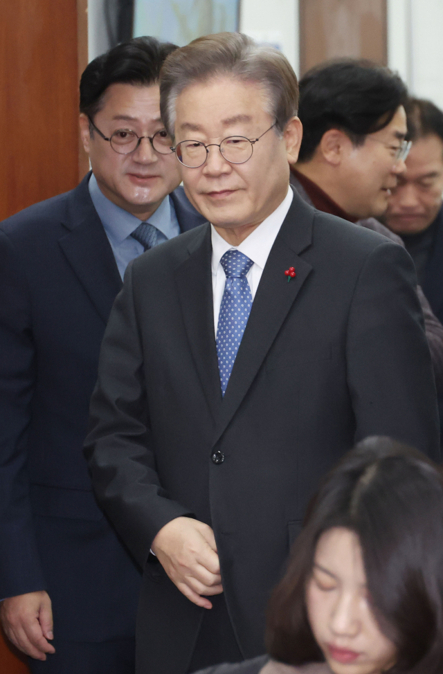 18일 국회에서 열린 더불어민주당 최고위원회의에 이재명 대표와 홍익표 원내대표가 입장하고 있다. 연합뉴스