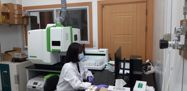 봉화군 농산물안정성분석센터 직원이 농산물 잔류농약, 토약 분석 검사를 하고 있다. 봉화군 제공