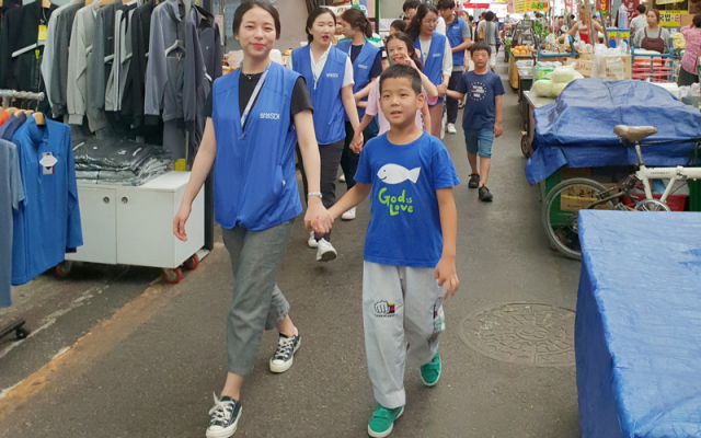 삼성SDI 구미사업장 직원들이 어린이들과 장보기 체험을 하고 있다. 삼성SDI 제공