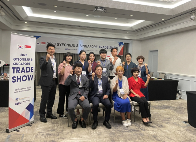 지난달 경주시가 마련한 싱가포르 수출상담회에서 참여 업체 관계자들이 기념촬영을 하고 있다. 경주시 제공