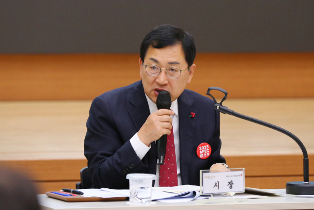 주낙영 경주시장이 18일 확대간부회의를 열고 공무원들의 선거 중립의무 준수를 강력히 촉구하고 있다. 경주시 제공