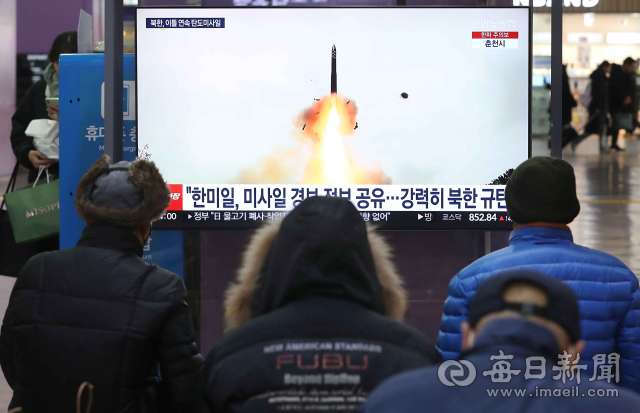 북한이 동해상으로 대륙간탄도미사일(ICBM)로 추정되는 탄도미사일을 발사한 18일 오후 동대구역 대합실에서 시민들이 관련 뉴스를 보고 있다. 정운철 기자 woon@imaeil.com