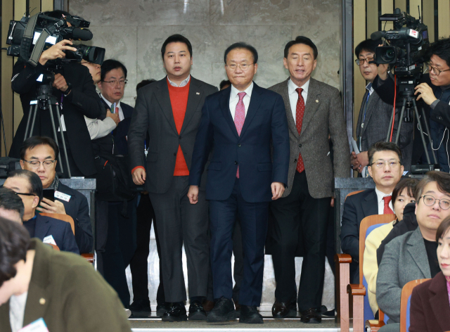 국민의힘 윤재옥 당 대표 권한대행이 18일 서울 국회에서 열린 국회의원·당협위원장 연석회의에서 입장하고 있다. 연합뉴스