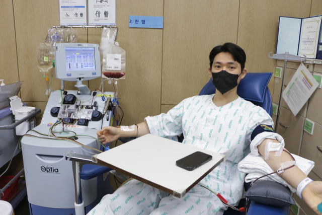 조혈모세포를 기증하고 있는 포항제철소 3제강공장 유선영 대리. 포스코 제공