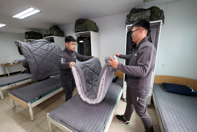 기사 내용과 무관한 사진. 국방부는 육군과 해병대 병사들이 생활관에서 침구로 사용하던 모포와 포단을 올해 상용 이불로 전면 대체했다고 17일 밝혔다. 사진은 장병들이 23년 보급이 완료된 상용이불 침구류를 정리하는 모습. 연합뉴스