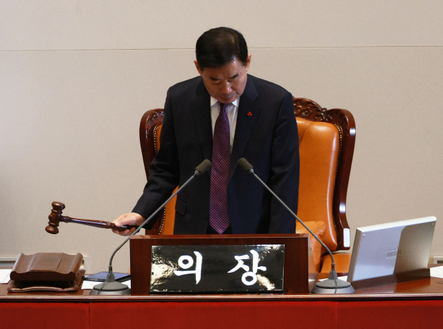 김진표 국회의장이 8일 국회 본회의에서 의사봉을 두드리고 있다. 연합뉴스