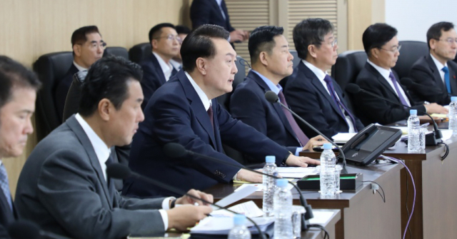 윤석열 대통령이 18일 서울 용산 대통령실에서 북한의 장거리 탄도미사일(ICBM) 발사와 관련 조태용 국가안보실장 주재로 열린 긴급 국가안전보장회의(NSC) 상임위원회에 임석해 상황 보고를 받고 대응 방안을 지시하고 있다. 연합뉴스