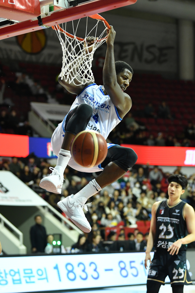 대구 한국가스공사 페가수스의 앤드류 니콜슨이 18일 안양에서 열린 2023-2024 KBL 안양 정관장 레드부스터스와의 경기에 출전해 덩크를 터뜨리고 있다. KBL 제공