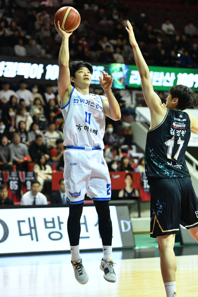 대구 한국가스공사 페가수스의 이대헌이 18일 안양에서 열린 2023-2024 KBL 안양 정관장 레드부스터스와의 경기에 출전해 중거리슛을 시도하고 있다. KBL 제공