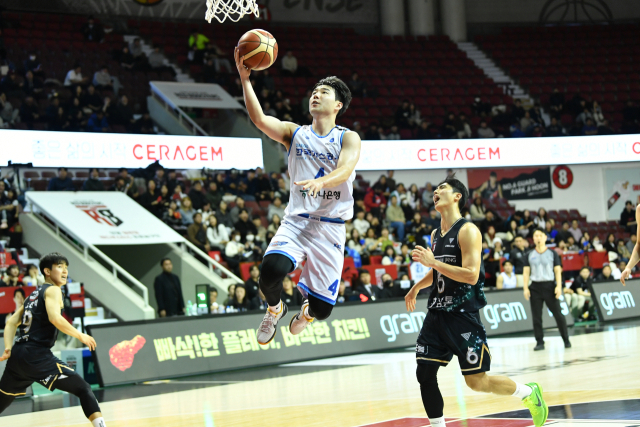 대구 한국가스공사 페가수스의 김낙현이 18일 안양에서 열린 2023-2024 KBL 안양 정관장 레드부스터스와의 경기에 출전해 단독 돌파를 성공시키고 있다. KBL 제공