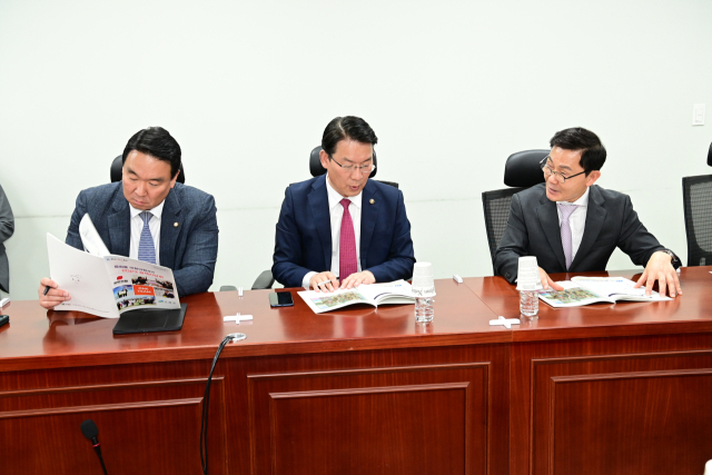 이 군수가 정희용(왼쪽) 국회의원과 함께 농림부 관계자에게 국비지원을 요청하고 있다. 고령군 제공