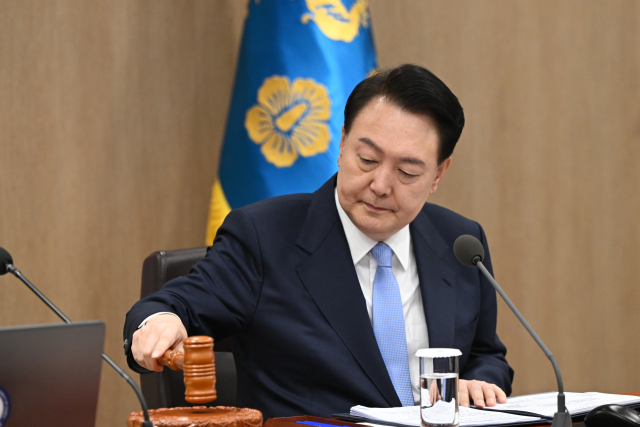 윤석열 대통령이 19일 서울 용산 대통령실 청사에서 열린 국무회의에서 개회선언을 하고 있다. 연합뉴스