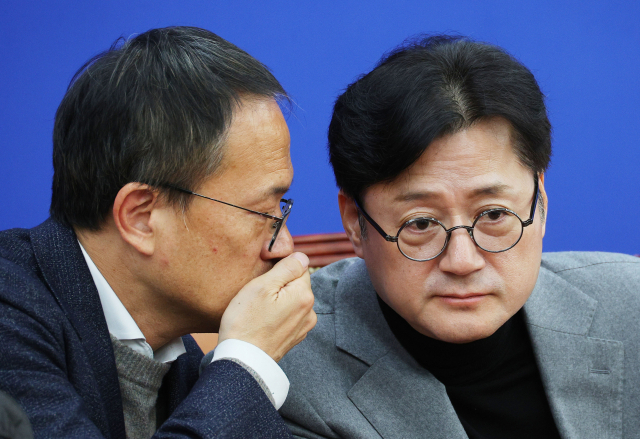 더불어민주당 홍익표 원내대표(오른쪽). 연합뉴스