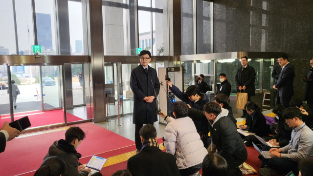 한동훈 법무부 장관이 19일 법제사법위원회 전체회의 출석을 위해 국회를 방문, 발언하고 있다. 강영훈 기자 green@imaeil.com