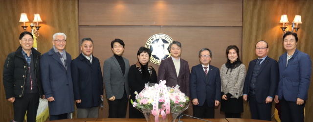 한국섬유기계협회(회장 손종규)와 경상북도 여성기업인협의회(회장 김묘라) 회장단은 18일 구미대학을 방문, 구미대학 이승환 총장 및 이종환 부총장과 간담회를 가졌다. 구미대학 제공