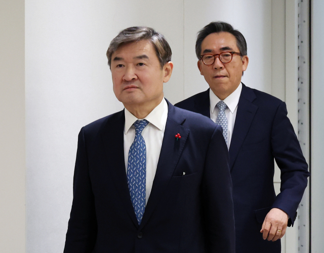 국가정보원장 후보자로 지명된 조태용 국가안보실장(왼쪽)과 외교부 장관 후보자로 지명된 조태열 전 외교부 2차관이 19일 서울 용산 대통령실 청사에서 열린 김대기 대통령 비서실장의 외교·안보 라인 수뇌부 인선안 발표 브리핑에 입장하고 있다. 연합뉴스