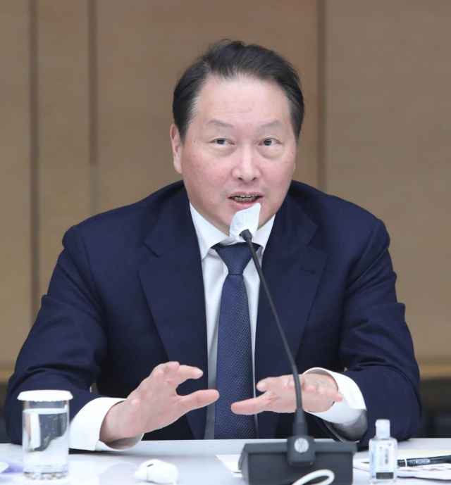 최태원 대한상공회의소 회장 겸 SK그룹 회장이 지난 18일 서울 중구 대한상의에서 열린 송년 기자간담회에서 발언하고 있다. 연합뉴스