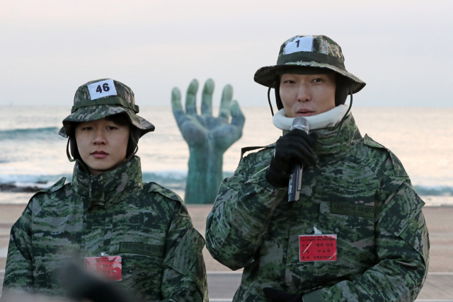 19일 경북 포항시 남구 호미곶면 호미곶해맞이광장에서 높이뛰기 국가대표 우상혁 선수가 2024년 파리 하계올림픽 선전을 다짐하고 있다. 이들은 18일부터 20일까지 포항 해병대 1사단에서 정신력을 강화하고 도전 정신을 배우기 위해 