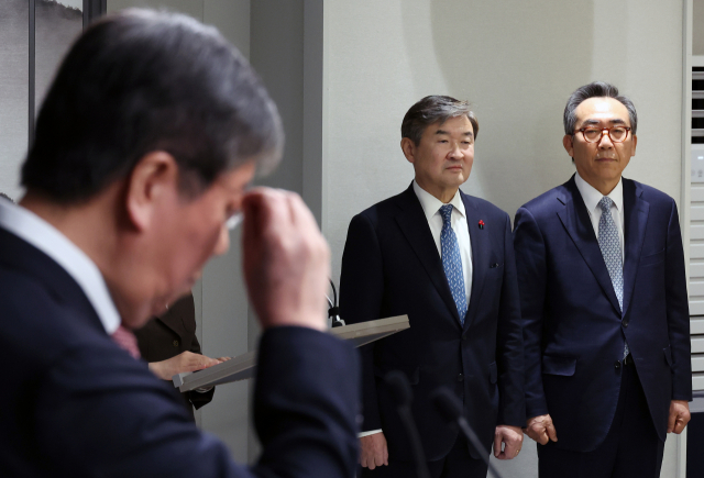 국가정보원장 후보자로 지명된 조태용 국가안보실장(가운데)과 외교부 장관 후보자로 지명된 조태열 전 외교부 2차관(오른쪽)이 19일 서울 용산 대통령실 청사에서 열린 김대기 대통령 비서실장의 인선안 발표 브리핑에 참석하고 있다. 연합뉴스