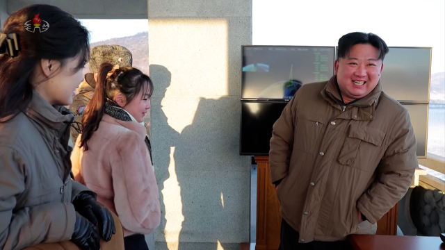 북한은 지난 18일 김정은 북한 국무위원장의 참관하에 고체연료 대륙간탄도미사일(ICBM) 