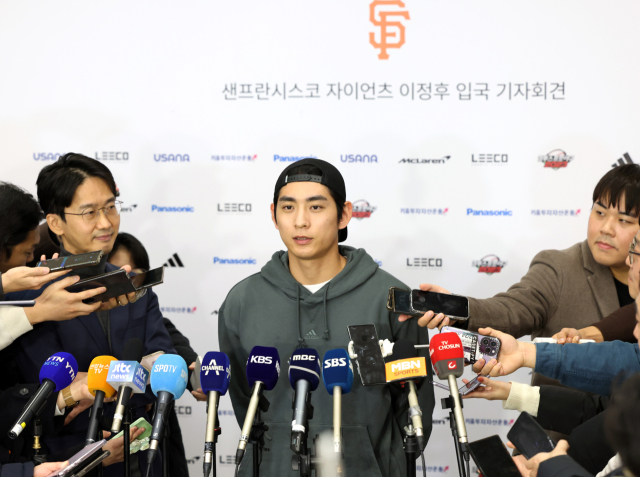 미국프로야구(MLB) 샌프란시스코 자이언츠에 입단한 이정후가 19일 오후 인천국제공항을 통해 귀국한 뒤 취재진에게 입단 소감을 말하고 있다. 연합뉴스