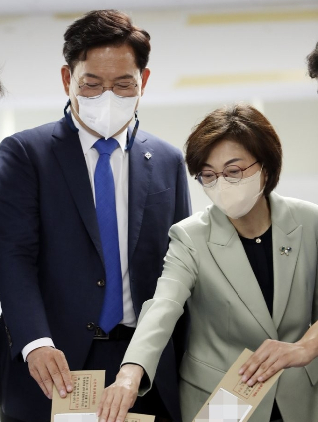 8회 지방선거 사전투표일이었던 2022년 5월 27일 서울 용산구 이촌 제1동주민센터에 마련된 사전투표소에서 사전투표를 한 당시 송영길 더불어민주당 서울시장 후보(왼쪽)와 부인 남영신 씨. 자료사진. 연합뉴스