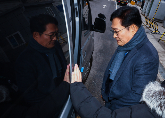 더불어민주당 전당대회 돈봉투 살포 의혹의 정점으로 지목된 송영길 전 민주당 대표가 18일 서울 서초구 서울중앙지방법원에서 열린 구속 전 피의자심문(영장실질심사)을 마친 뒤 검찰 차량에 타고 있다. 연합뉴스