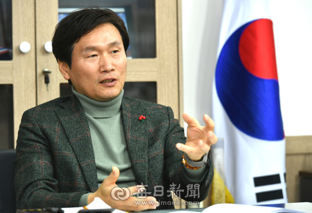 임당 유니콘파크를 활용해 ICT벤처창업 중심도시로 성장할 경산에 대해 설명하고 있는 조현일 경산시장. 경산 제공